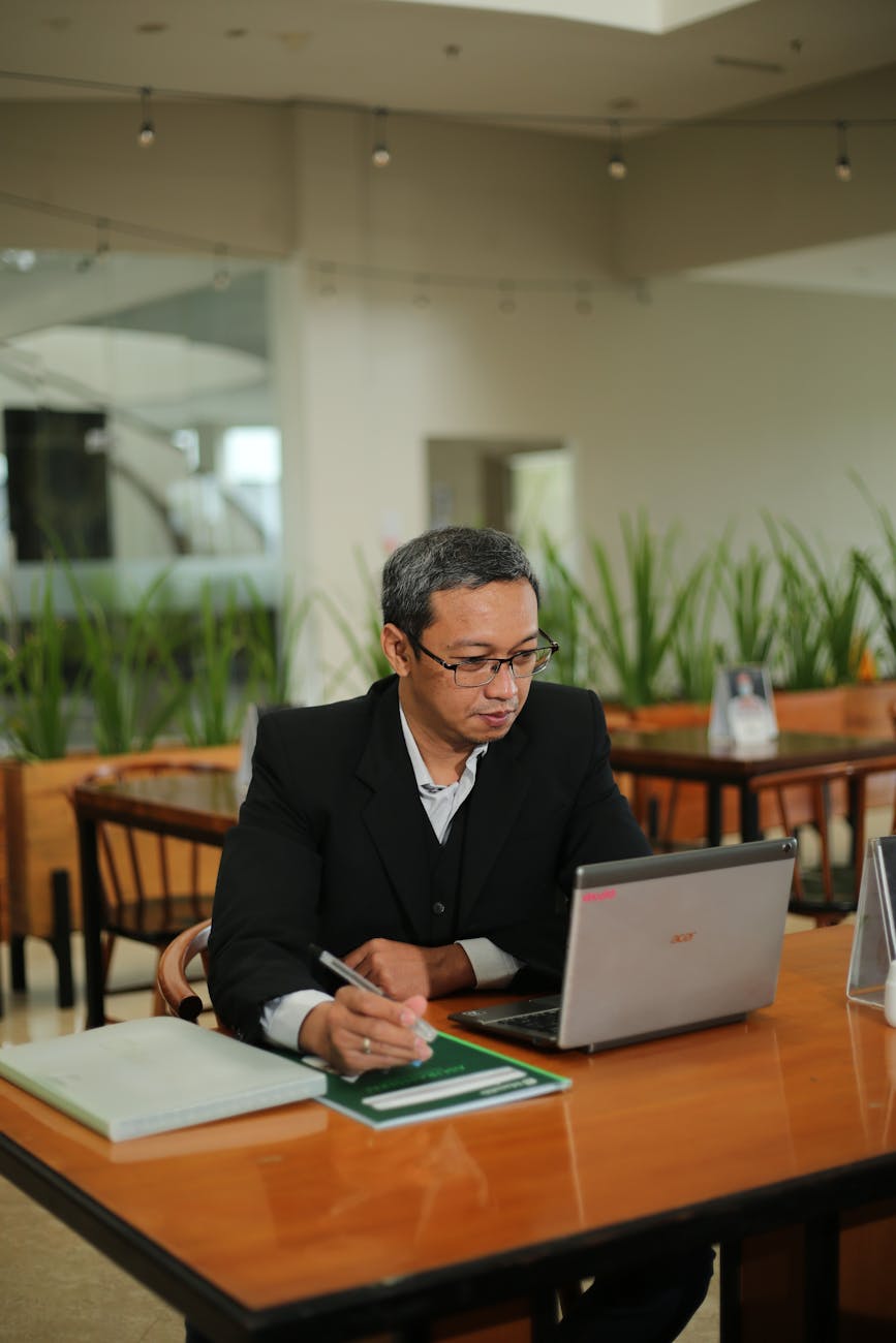 Ilustrasi pemilik usaha bisnis F&B yang fokus pada operasional yang disiplin